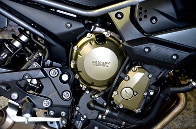 membersihkan rantai motor