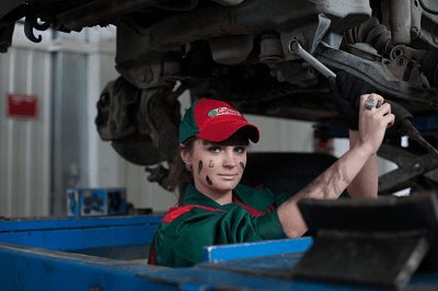 mencuci mobil mengkilap sampai ke bagian mesin