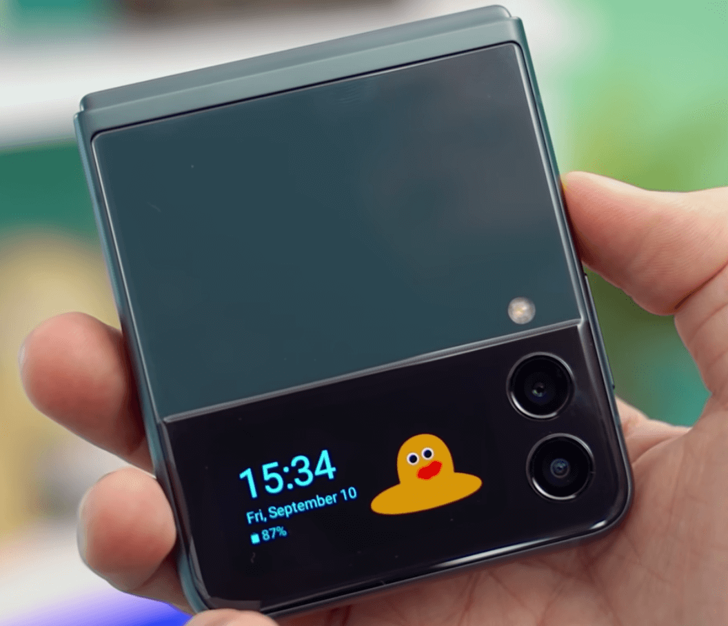 Layar Kecil Samsung Galaxy Z Flip 3 (1)