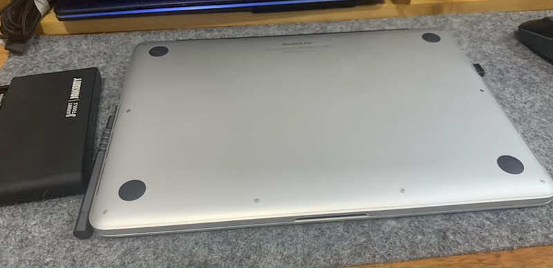 bagian belakang macbook pro 2015